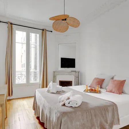 Tbs 320 - Superb With Eiffel Tower View